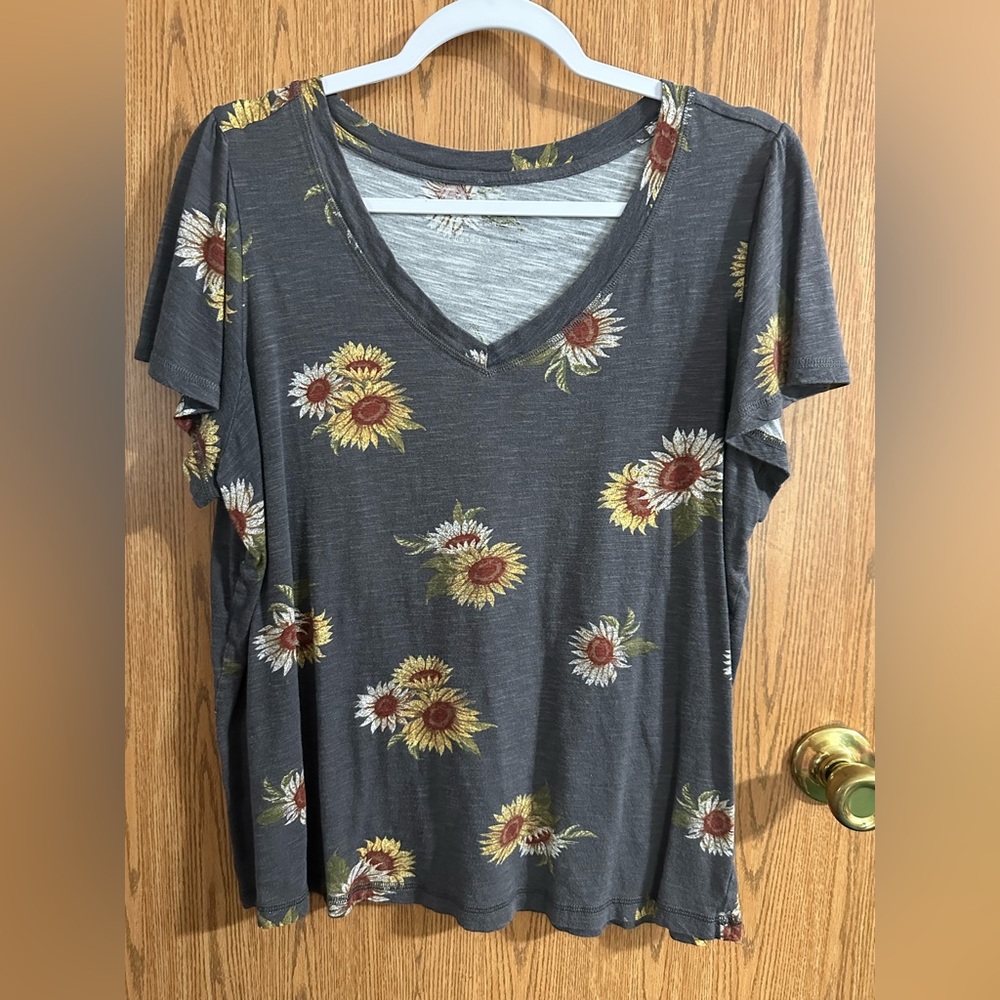 Maurices Gray Sunflower V-Neck Short Sleeve Top